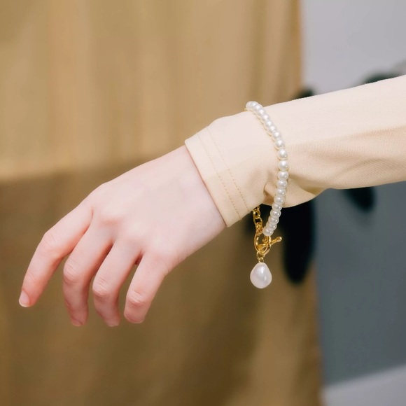 Faux Pearl Chain Bracelet - Picture 2 of 2